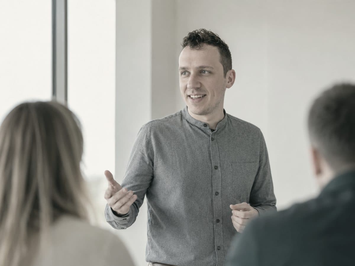 Benjamin Bosmans in gesprek met een klant over AI in het bedrijf