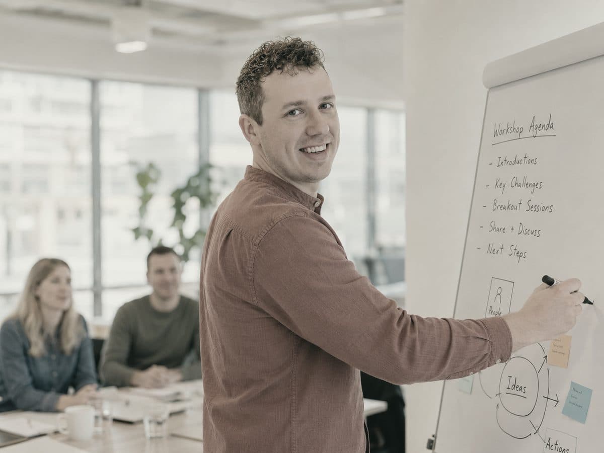 Benjamin Bosmans begeleidt een workshop aan een flipchart met de workshop-agenda