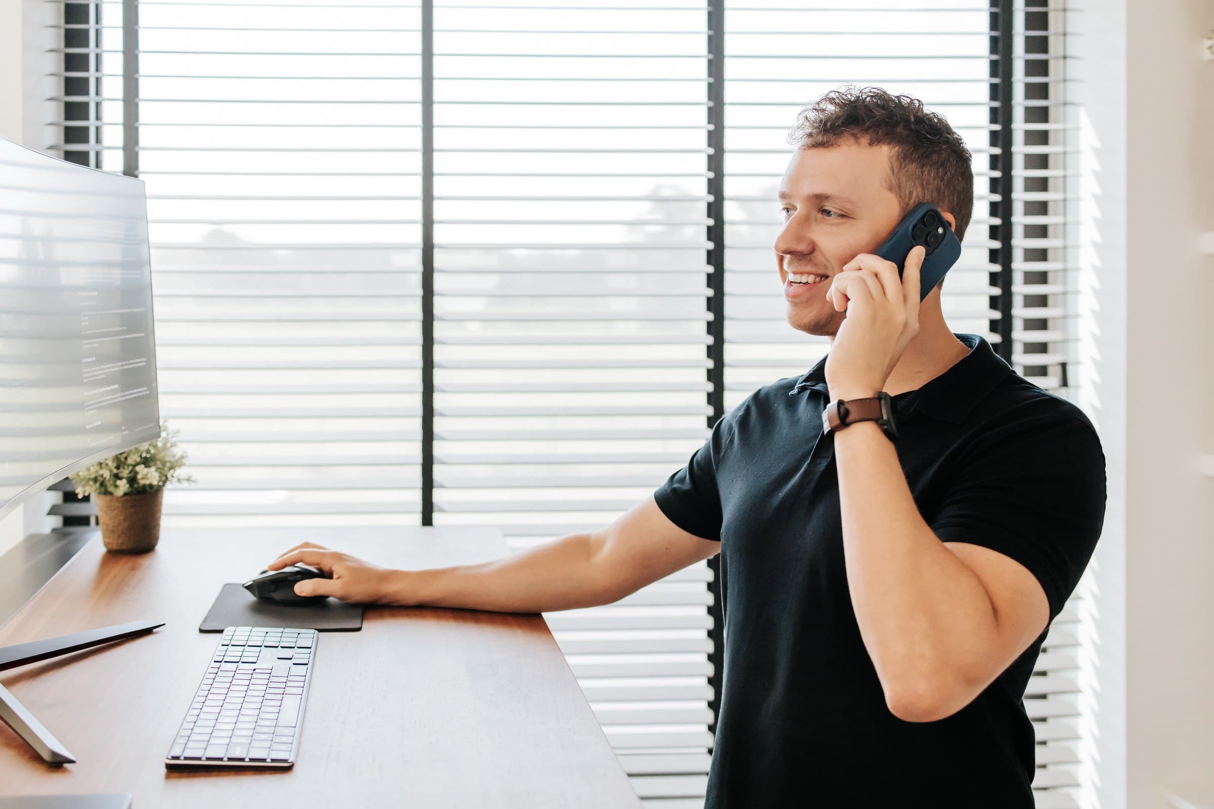 Benjamin Bosmans aan de telefoon tijdens een intake-call aan zijn bureau