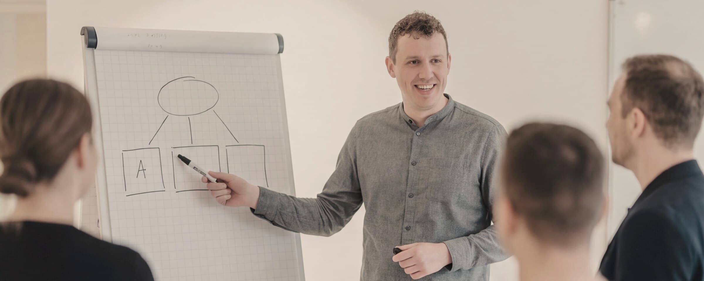 Benjamin Bosmans tijdens een presentatie over praktische AI