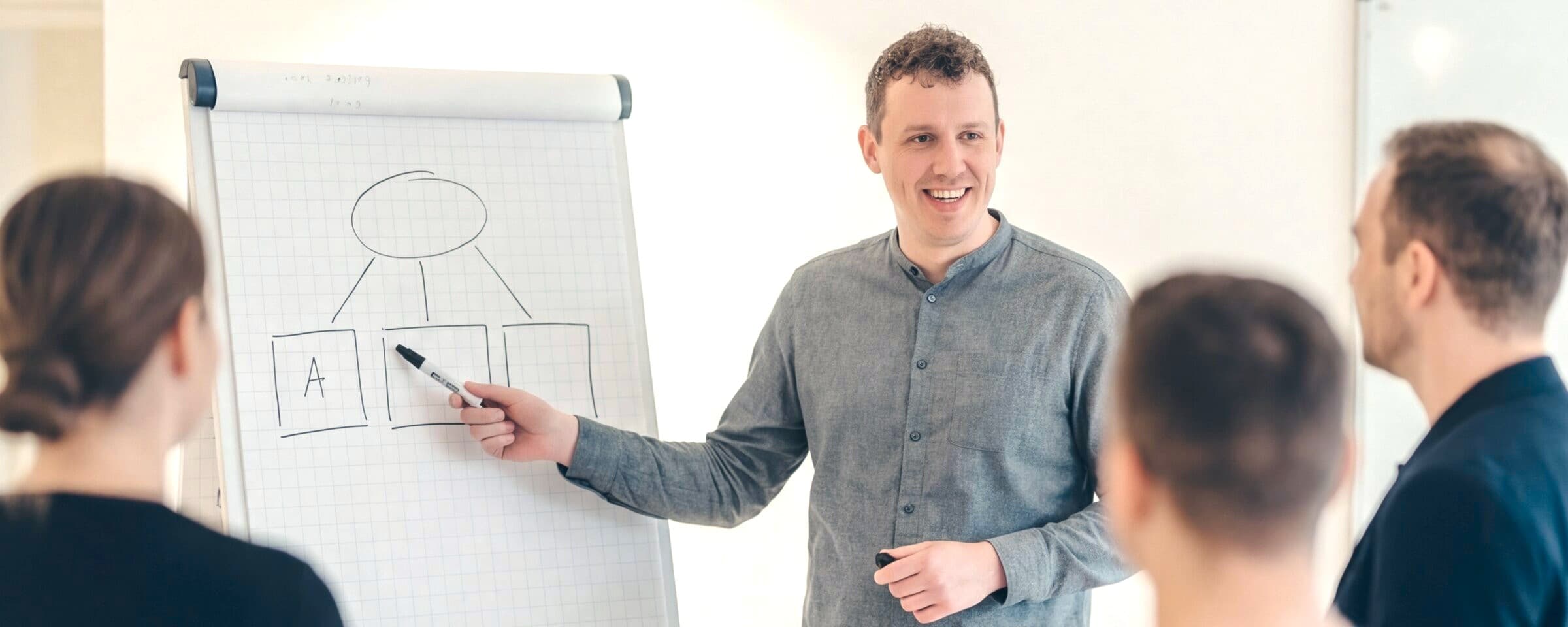 Benjamin Bosmans tijdens een presentatie over praktische AI