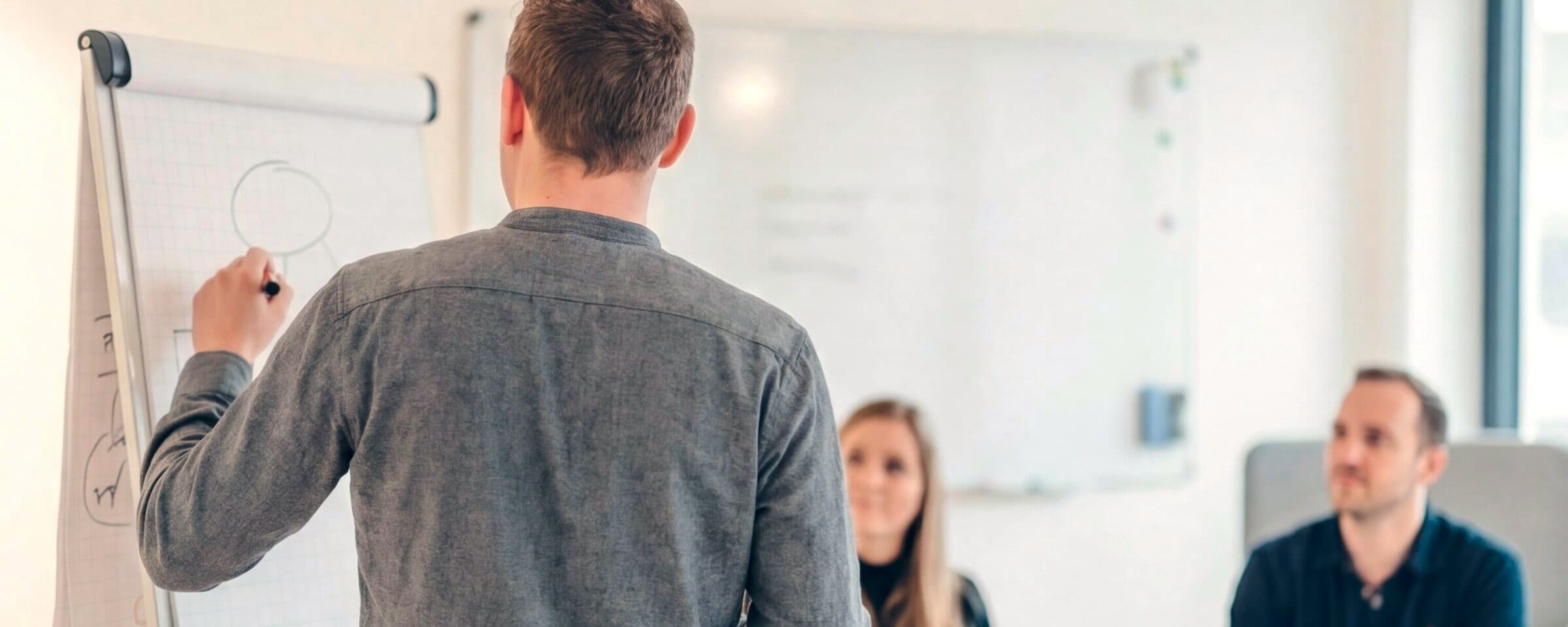 Benjamin Bosmans tijdens een werksessie met een team