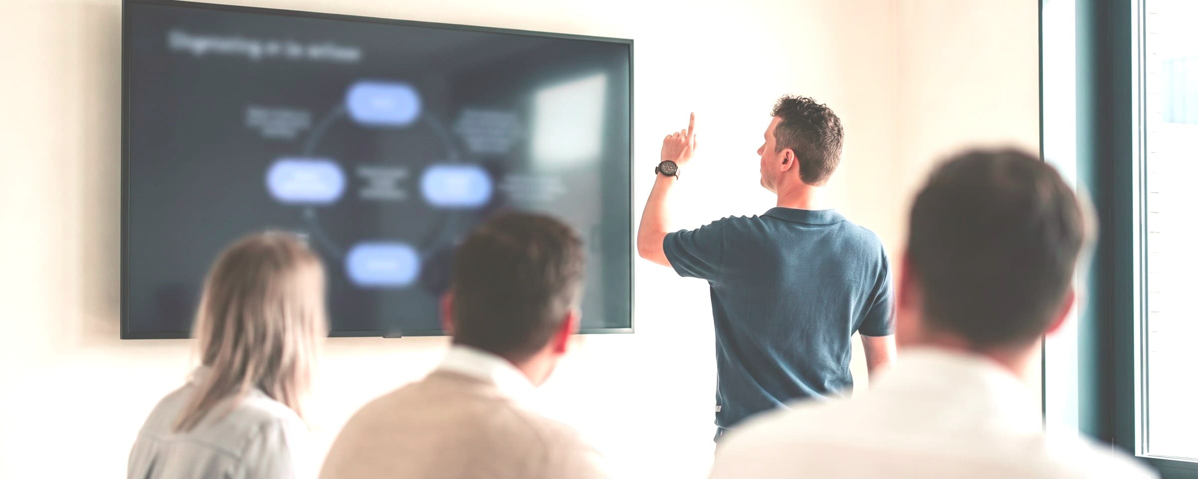 Benjamin Bosmans licht een schema toe op een scherm tijdens een Walkthrough-sessie